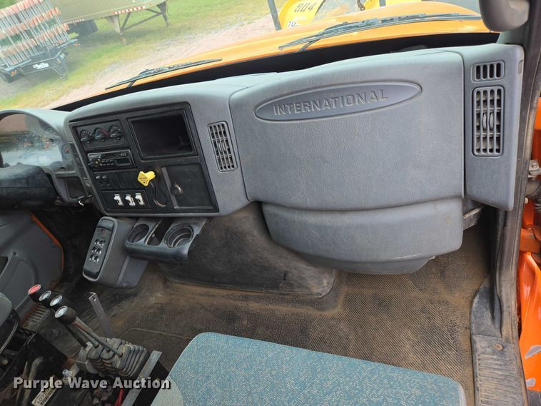 image for item DY1147 2005 International 7400 dump truck