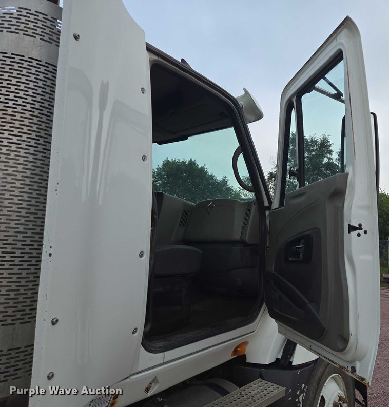 image for item DY1154 2010 International ProStar LF627 semi truck