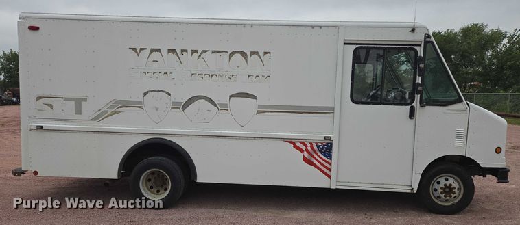 image for item DY1156 2001 Ford E350 delivery truck