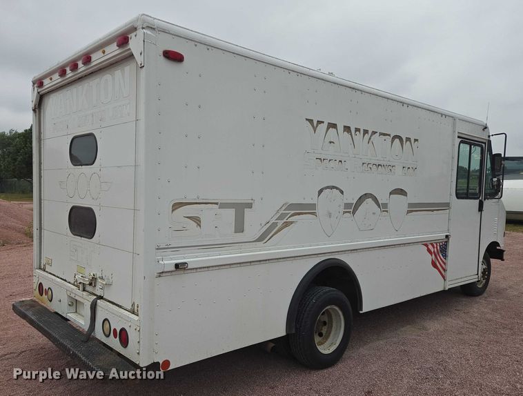 image for item DY1156 2001 Ford E350 delivery truck