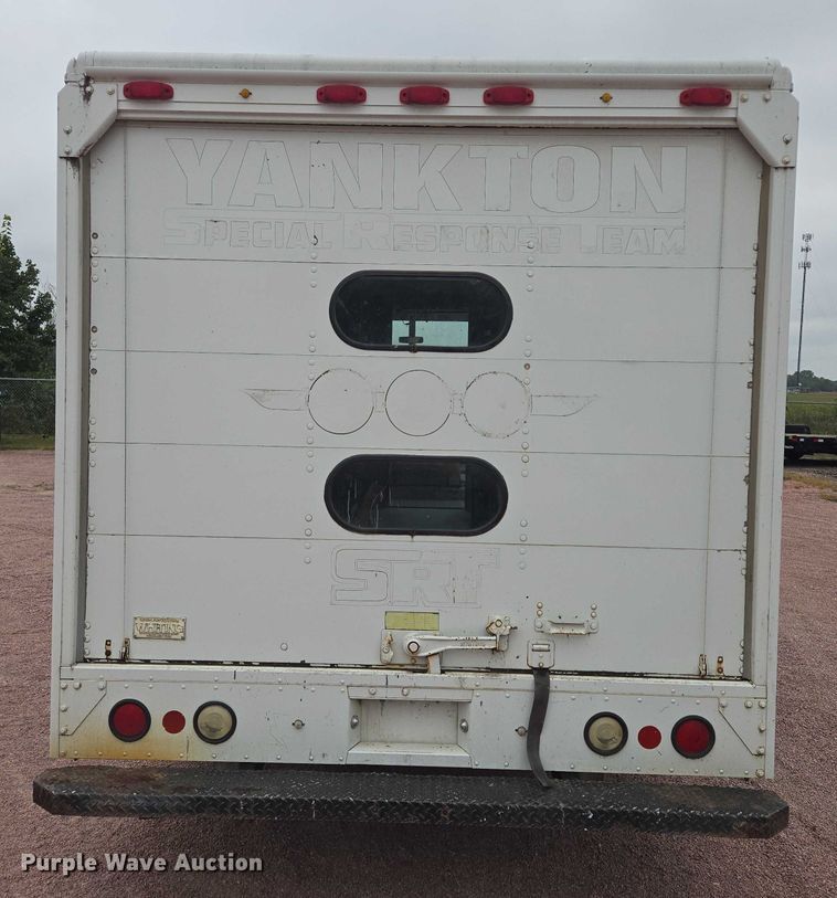 image for item DY1156 2001 Ford E350 delivery truck