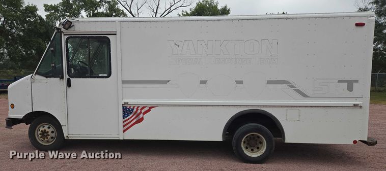 image for item DY1156 2001 Ford E350 delivery truck
