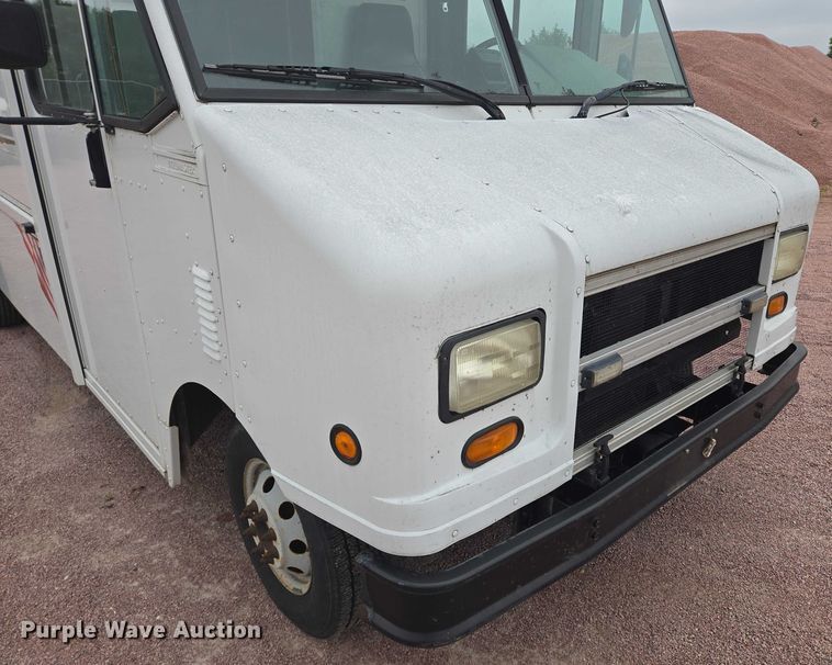 image for item DY1156 2001 Ford E350 delivery truck
