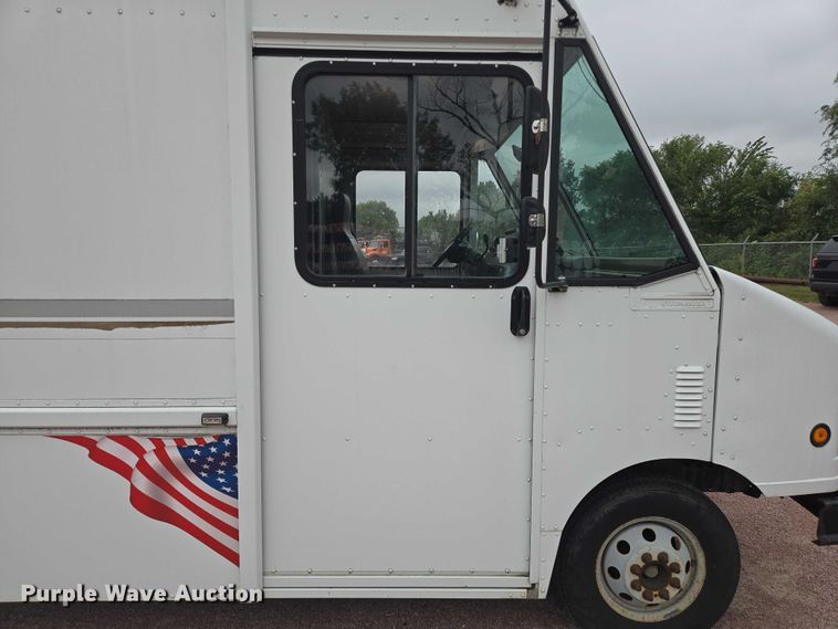 image for item DY1156 2001 Ford E350 delivery truck