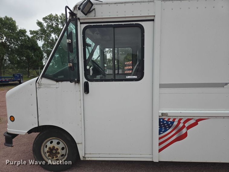 image for item DY1156 2001 Ford E350 delivery truck