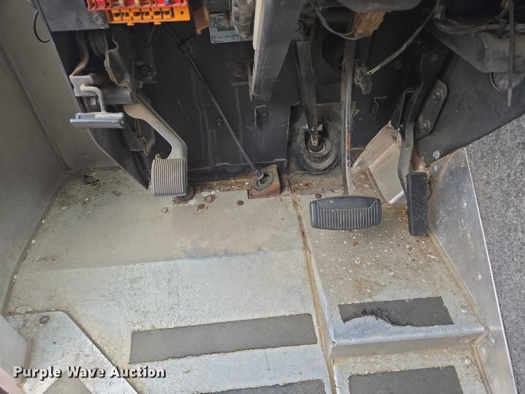 image for item DY1156 2001 Ford E350 delivery truck