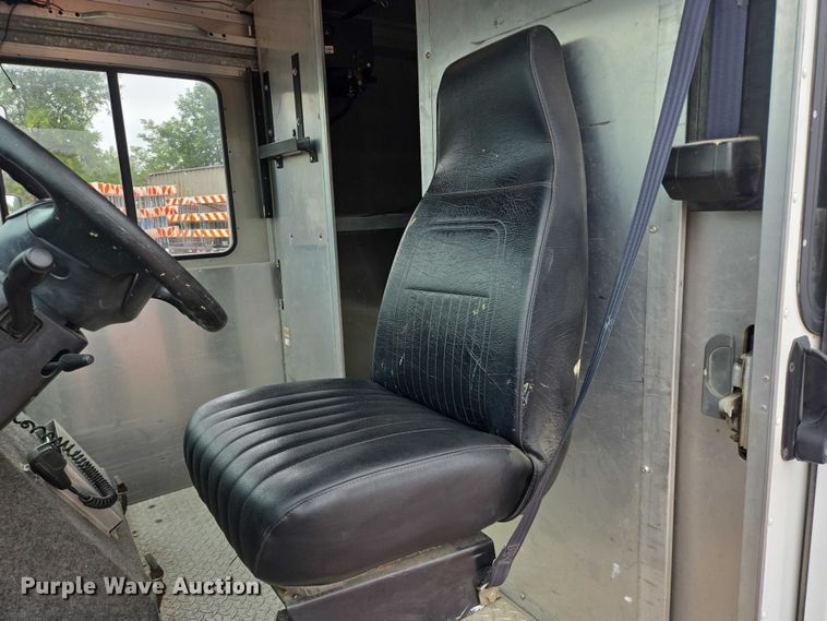 image for item DY1156 2001 Ford E350 delivery truck