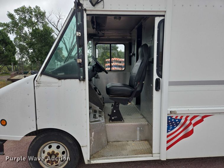 image for item DY1156 2001 Ford E350 delivery truck