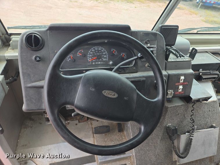 image for item DY1156 2001 Ford E350 delivery truck