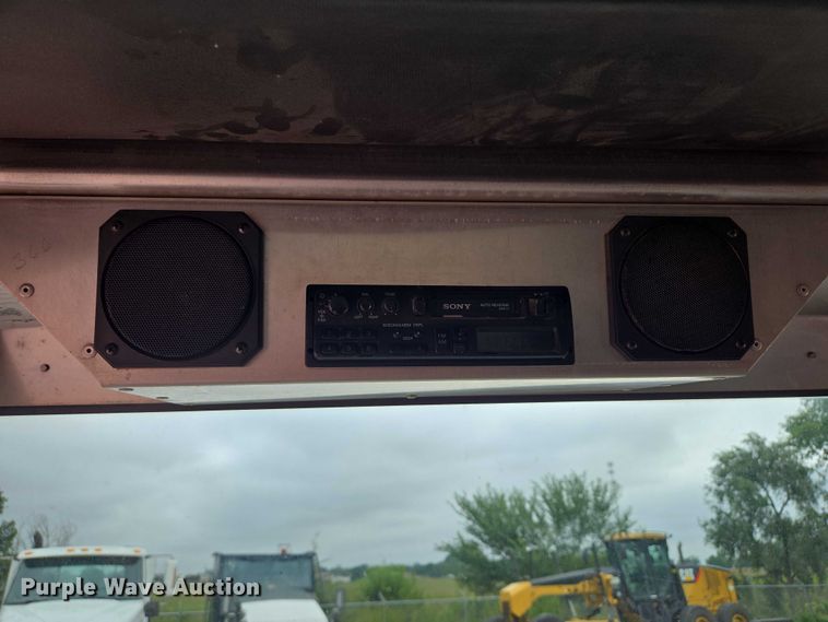 image for item DY1156 2001 Ford E350 delivery truck