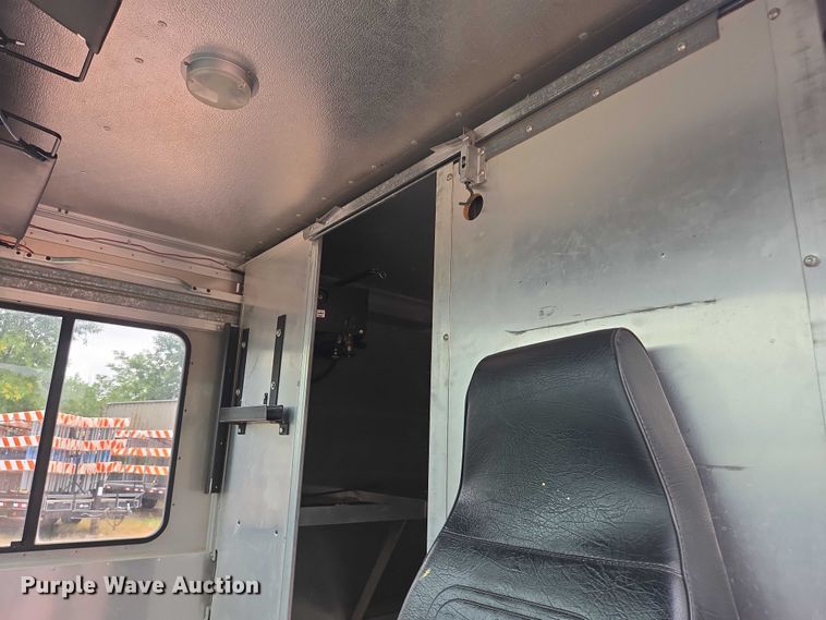 image for item DY1156 2001 Ford E350 delivery truck