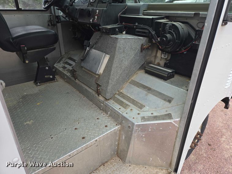 image for item DY1156 2001 Ford E350 delivery truck