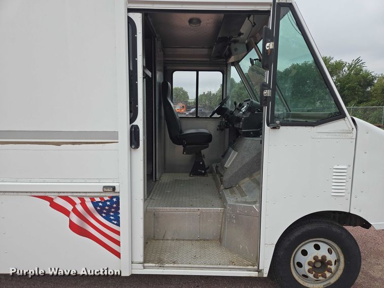 image for item DY1156 2001 Ford E350 delivery truck