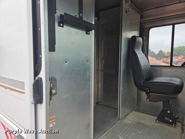 image for item DY1156 2001 Ford E350 delivery truck