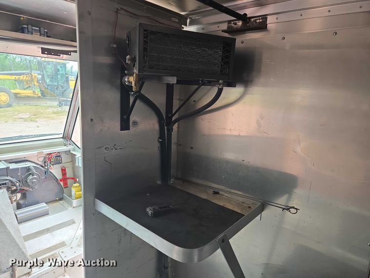 image for item DY1156 2001 Ford E350 delivery truck