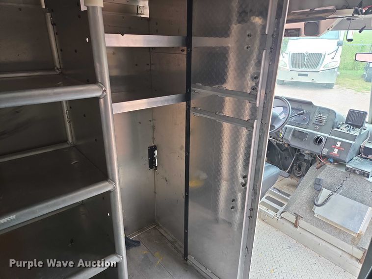 image for item DY1156 2001 Ford E350 delivery truck