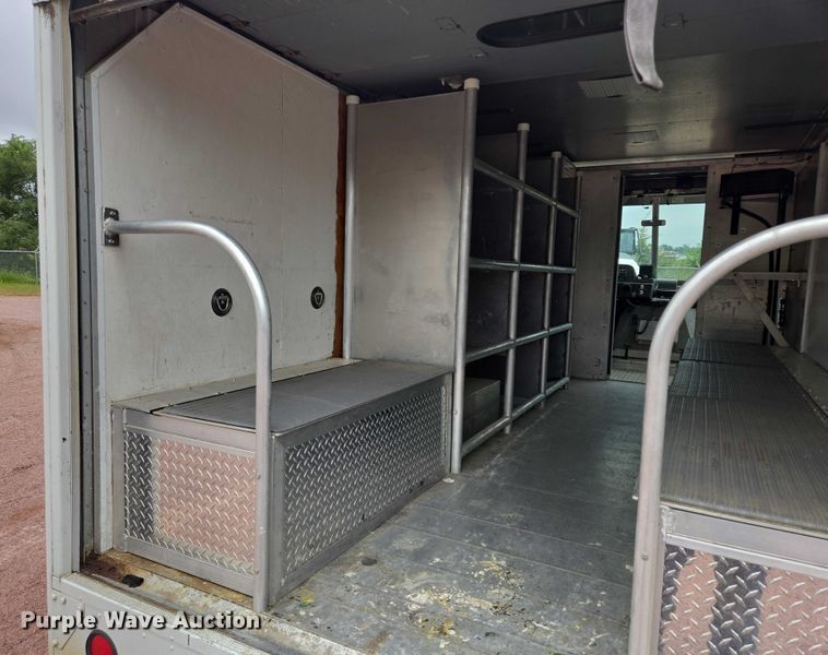 image for item DY1156 2001 Ford E350 delivery truck