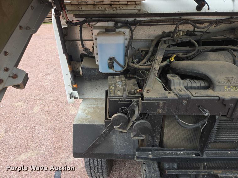 image for item DY1156 2001 Ford E350 delivery truck