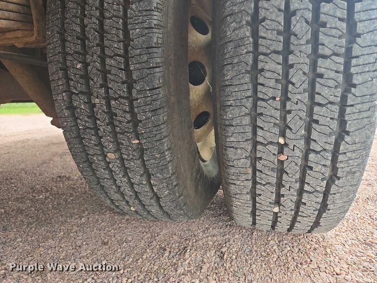 image for item DY1156 2001 Ford E350 delivery truck