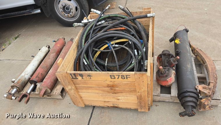 image for item DY1162 (4) hydraulic cylinders