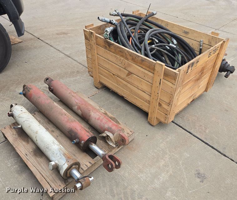 image for item DY1162 (4) hydraulic cylinders