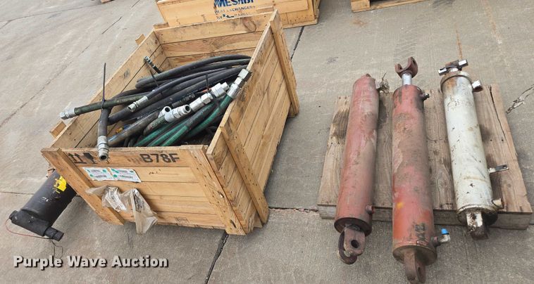image for item DY1162 (4) hydraulic cylinders
