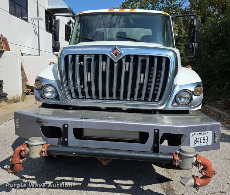 image for item DZ6294 2014 International  7300 tank truck