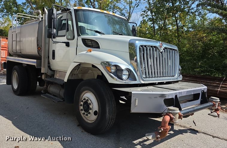 image for item DZ6294 2014 International  7300 tank truck