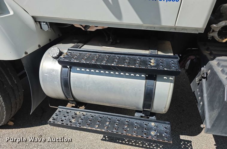 image for item DZ6294 2014 International  7300 tank truck