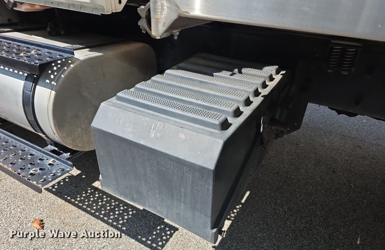 image for item DZ6294 2014 International  7300 tank truck