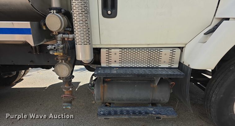 image for item DZ6294 2014 International  7300 tank truck