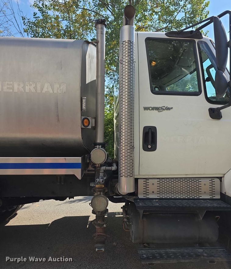 image for item DZ6294 2014 International  7300 tank truck