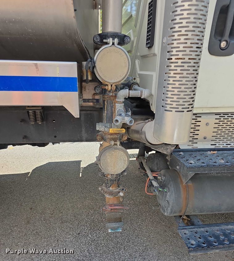 image for item DZ6294 2014 International  7300 tank truck