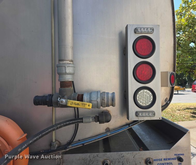 image for item DZ6294 2014 International  7300 tank truck