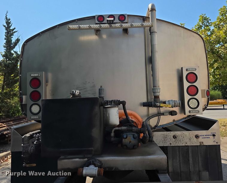 image for item DZ6294 2014 International  7300 tank truck