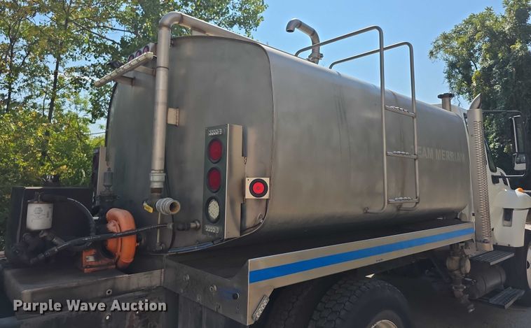 image for item DZ6294 2014 International  7300 tank truck