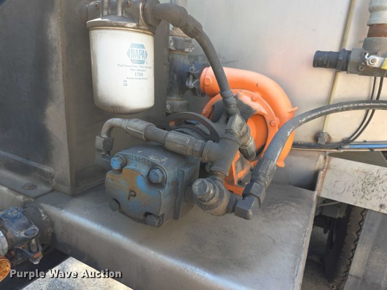 image for item DZ6294 2014 International  7300 tank truck