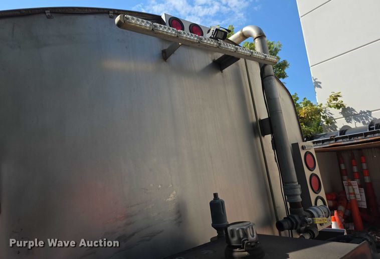 image for item DZ6294 2014 International  7300 tank truck