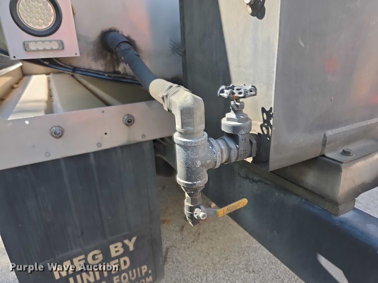 image for item DZ6294 2014 International  7300 tank truck