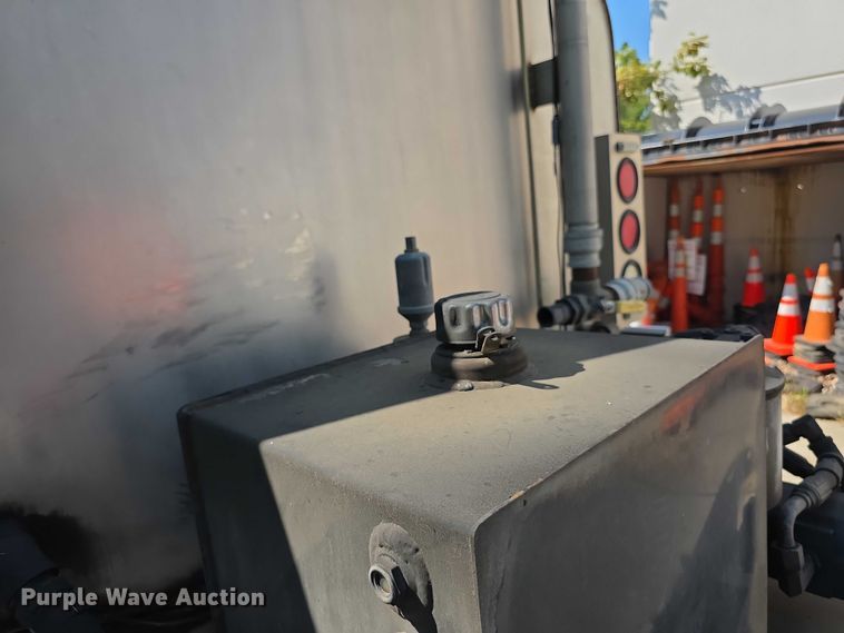 image for item DZ6294 2014 International  7300 tank truck