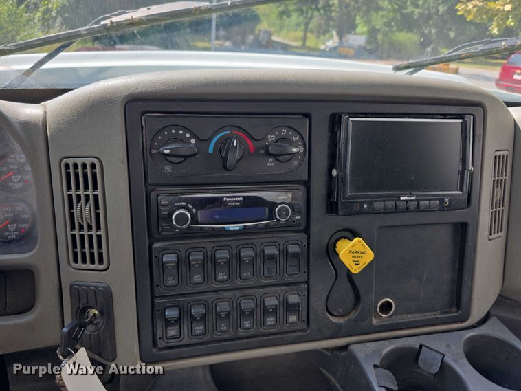 image for item DZ6294 2014 International  7300 tank truck