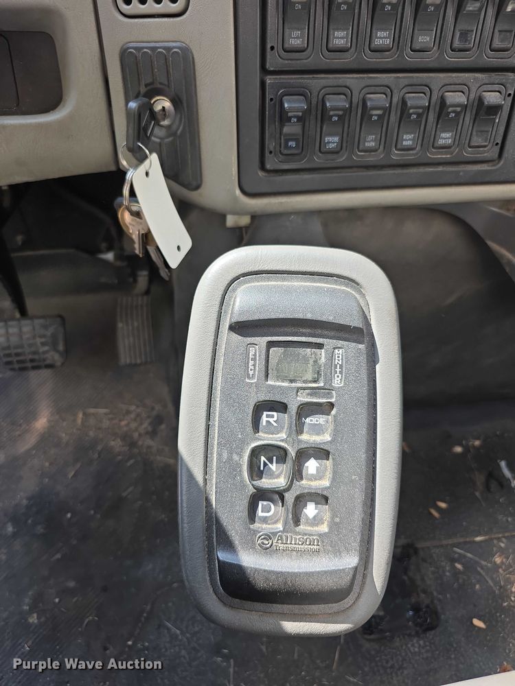 image for item DZ6294 2014 International  7300 tank truck