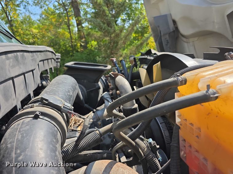 image for item DZ6294 2014 International  7300 tank truck