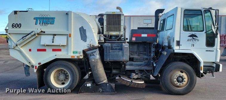 image for item DZ6494 2002 Freightliner FC70 street sweeper truck