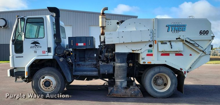 image for item DZ6494 2002 Freightliner FC70 street sweeper truck