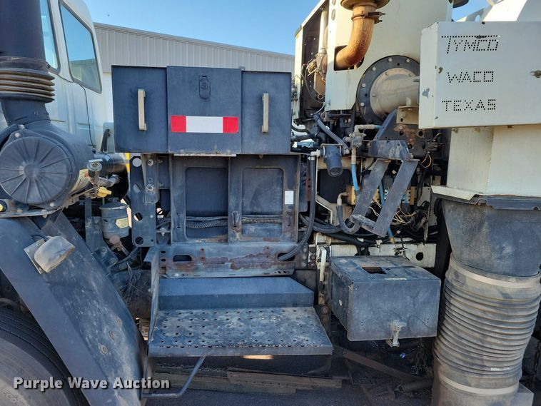 image for item DZ6494 2002 Freightliner FC70 street sweeper truck