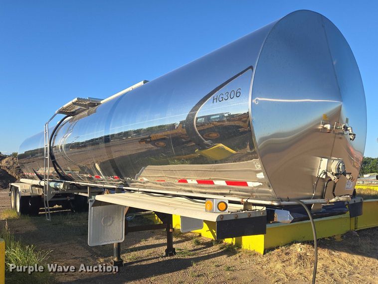 image for item EB1016 1995 Stainless Tank and Equipment tank trailer