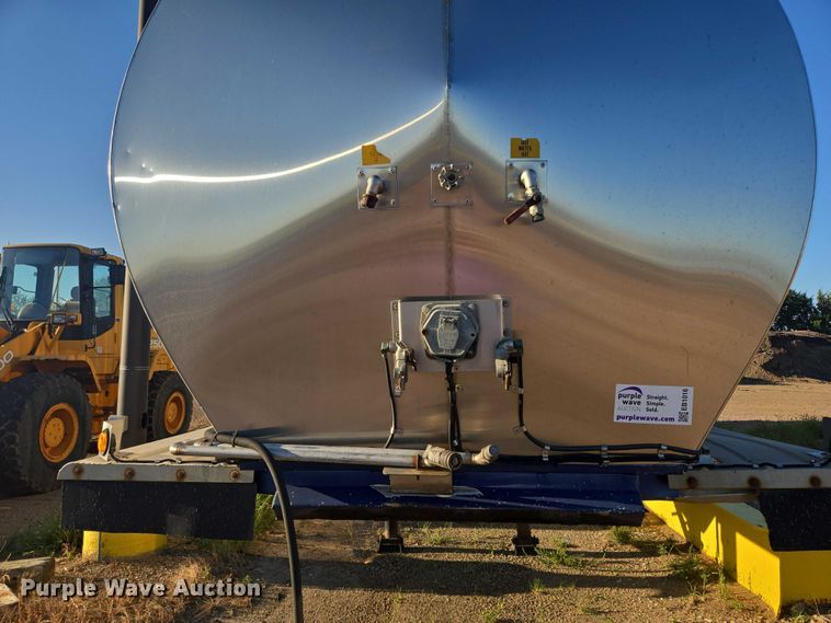 image for item EB1016 1995 Stainless Tank and Equipment tank trailer