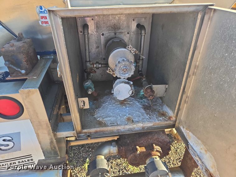 image for item EB1016 1995 Stainless Tank and Equipment tank trailer