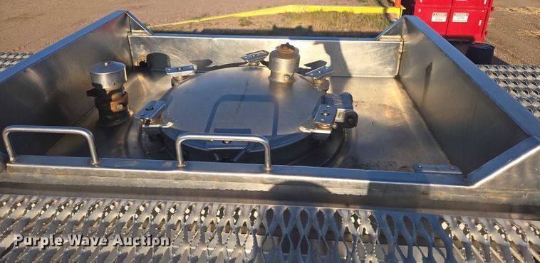 image for item EB1016 1995 Stainless Tank and Equipment tank trailer